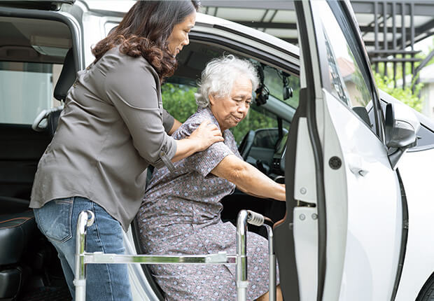 Aide pour descendre ou monter dans le véhicule personnel